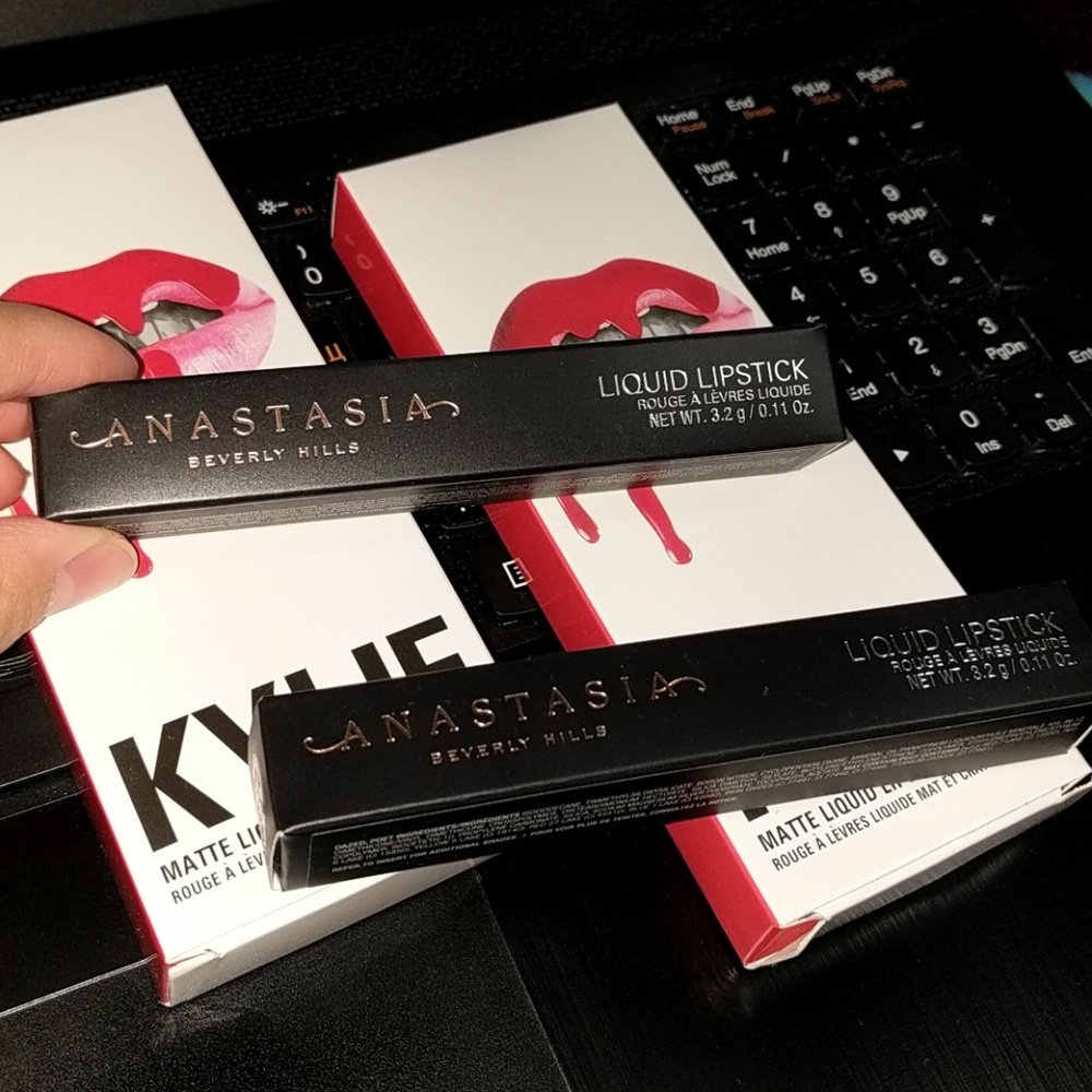 2 anastasia lipstick & 2 kylie lipsticks w/lip lin